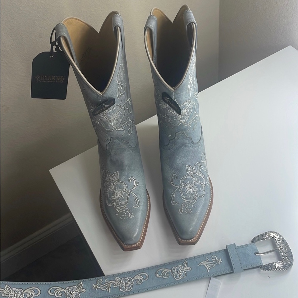 Shyanne Women’s Lena Cowgirl Boots with matching Shyanne Women’s Belt